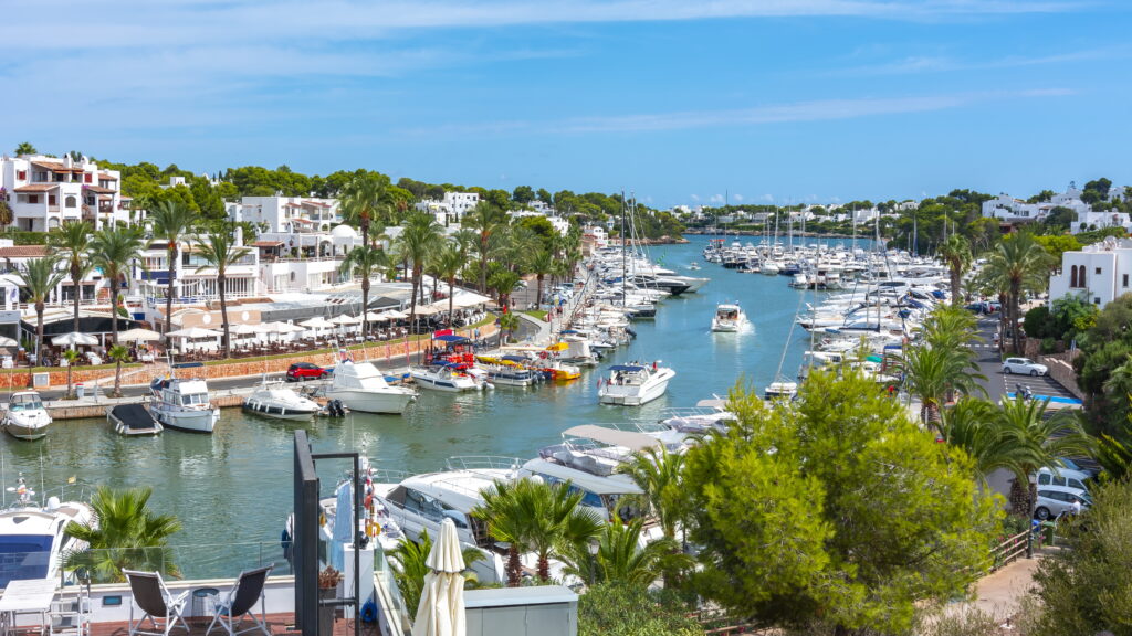 U.S. Billionaire car dealer parks his super yacht in Mallorca